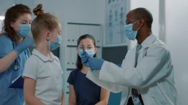 Hemşire ve doktor, sağlık kontrolünde röntgen testinin sonuçlarını inceliyor.