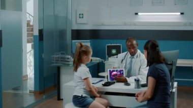 Tablet ekranında Coronavirus illüstrasyonunu açıklayan doktor