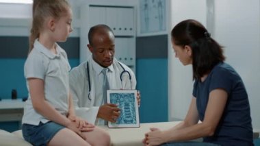 Anne ve çocuğa radyografi teşhisi koyan bir uzman