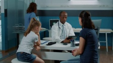 Uzman, not almak ve annemle tartışmak için tablet kullanıyor.