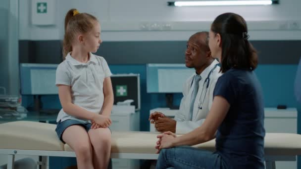 Africký americký medik dává high five na malé dítě — Stock video