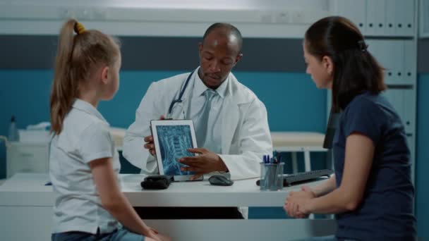 Médico general que muestra diagnóstico de rayos X en la tableta — Vídeos de Stock