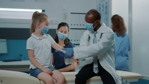 Médico fazendo consulta de palpação na menina na visita de check-up — Vídeo de Stock