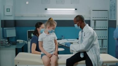 Muayene sırasında not almak için dijital tablet kullanan pratisyen hekim