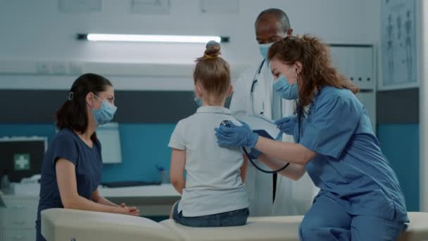 聴診器を使って脈拍や心拍をチェックする女性看護師 — ストック動画