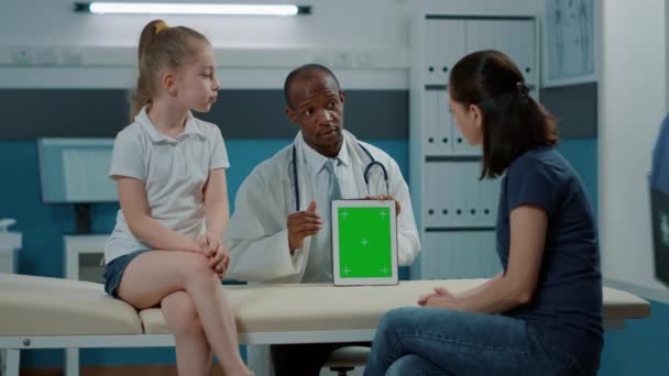 태블릿에 녹색 화면 배경을 사용하여 의사의 삼각대 사진 — 비디오