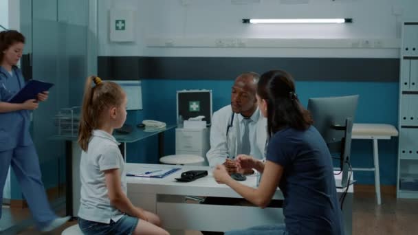 Mère et enfant qui assistent au check-up rendez-vous avec le médecin — Video