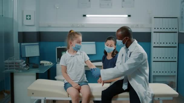 Orvos tanácsadás kislány karsérülés a vizsga találkozón — Stock videók