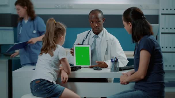 Tripode colpo di specialista utilizzando tablet con schermo verde — Video Stock