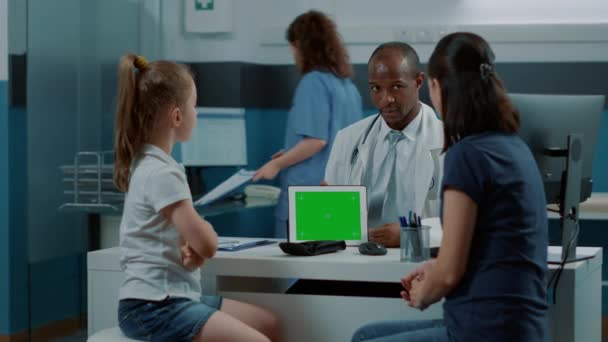 Medic holding digital tablet with horizontal green screen — Stock Video