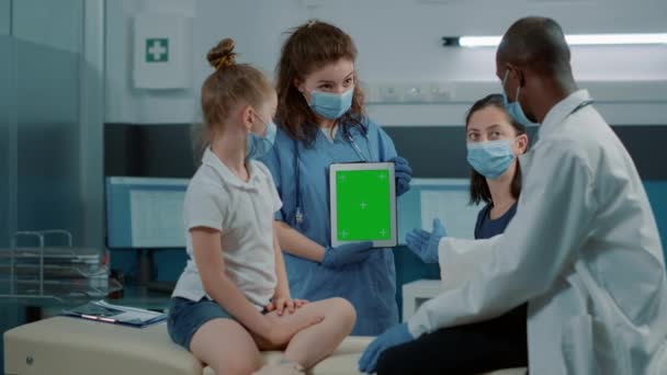 간호사가 녹색 화면으로 디지털 태블릿을 분석하는 모습 — 비디오
