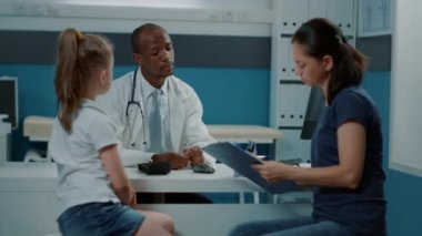 Annem tedavi görmek için kontrat imzalıyor.