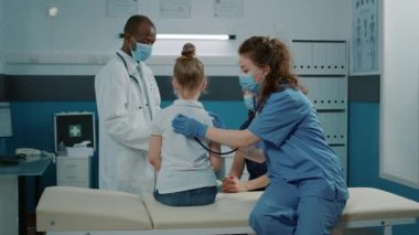 Dolabında steteskoplu tıbbi danışman çocuk.