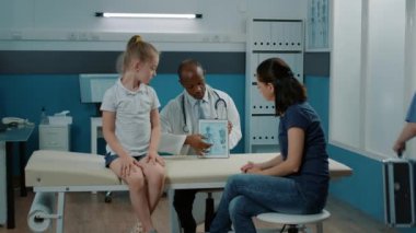 Doktor dijital tablette insan iskeleti resmini açıklıyor