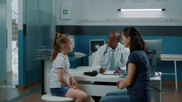 Especialista en salud discutiendo con el niño sobre recuperación de la enfermedad — Vídeo de stock