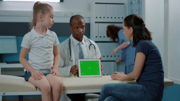 태블릿에 수평 녹색 화면을 보여 주는 소아과 의사의 삼각대 사진 — 비디오