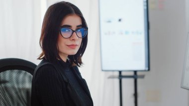 Klavye ve bilgisayar kullanarak iş kadınını kapat