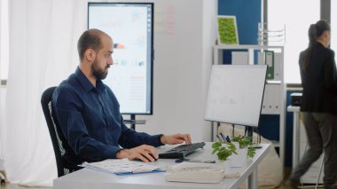 Şirket işleri için klavyede daktilo yazan bir iş adamı