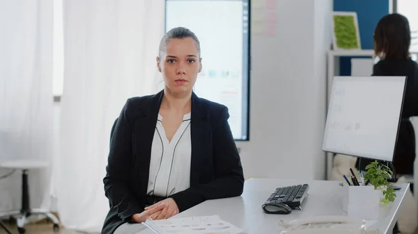 Porträt einer Geschäftsfrau mit Bürojob am Schreibtisch — Stockfoto