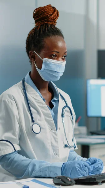 Medic doing medical consultation with patient for healthcare — Stock Photo, Image