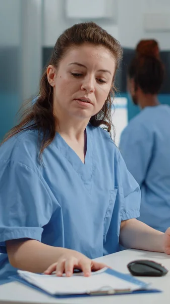 Krankenschwester nutzt Videoanruf für Gespräch mit Arzt am Computer — Stockfoto