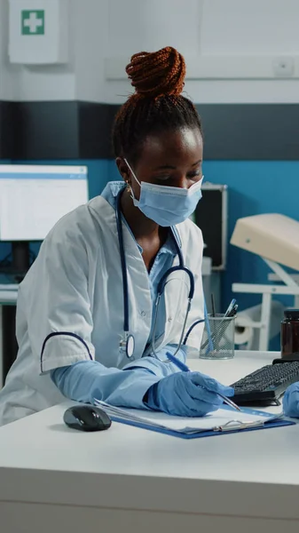 Multi-etnische team van arts en verpleegkundige voorbereiding checkup document — Stockfoto