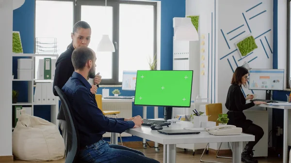 Συνάδελφοι που χρησιμοποιούν οριζόντια πράσινη οθόνη στον υπολογιστή — Φωτογραφία Αρχείου
