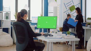 Klavye kullanarak yatay yeşil ekranlı genç mühendis