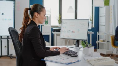 İş için bilgisayar klavyesinde yazan şirket işçisi