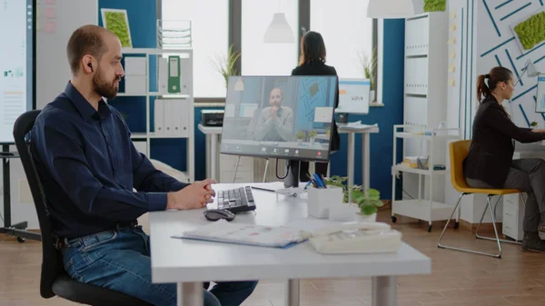 Homme utilisant la vidéoconférence pour rencontrer le gestionnaire sur l'ordinateur — Photo