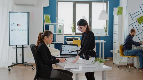 Bilgisayar ve tabletle çalışan iş kadınları