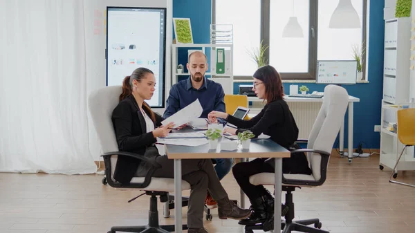 Business people sitting at desk and working on project planning — Stock Photo, Image