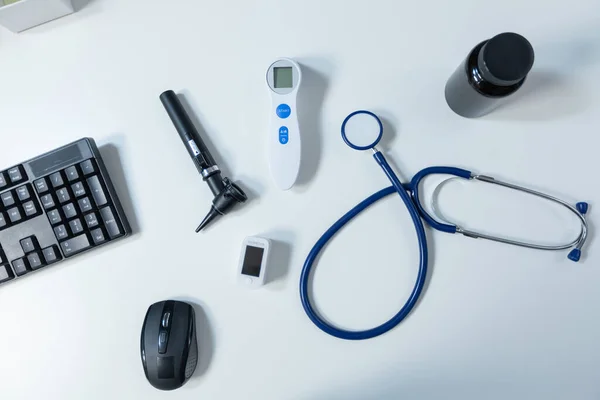 Обзор профессиональных медицинских инструментов, стоящих на столе — стоковое фото
