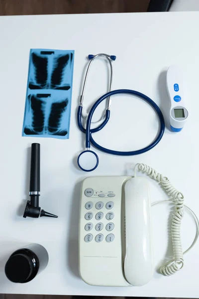 Вид сверху пустого кабинета врача с медицинскими инструментами — стоковое фото
