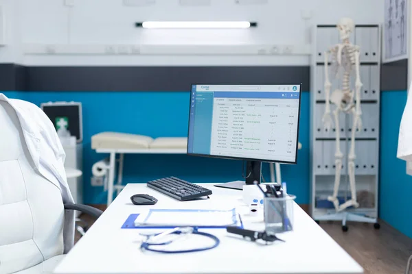 Studio medico vuoto con computer con file di pazienti online — Foto Stock