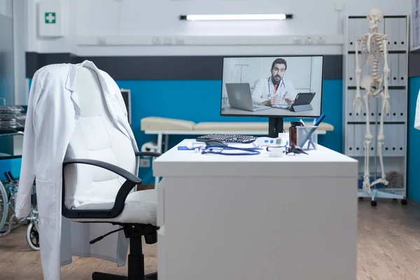 Computer con medico remoto con videoconferenza online — Foto Stock