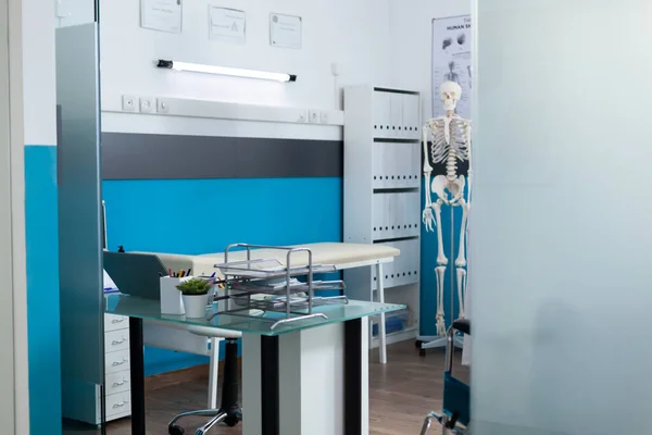 Puste biuro lekarskie wyposażone w nowoczesne medyczne przyrządy profesjonalne — Zdjęcie stockowe