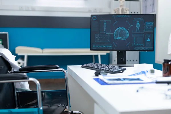 Cuarto de oficina del hospital luminoso vacío equipado con equipo de examen médico — Foto de Stock