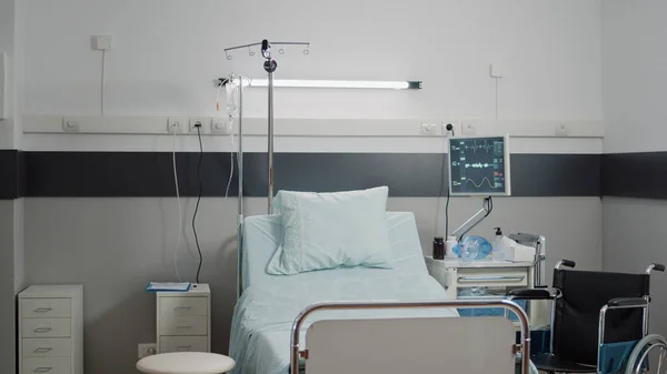 Niemand op ziekenhuisafdeling met bed voor patiëntenzorg — Stockfoto