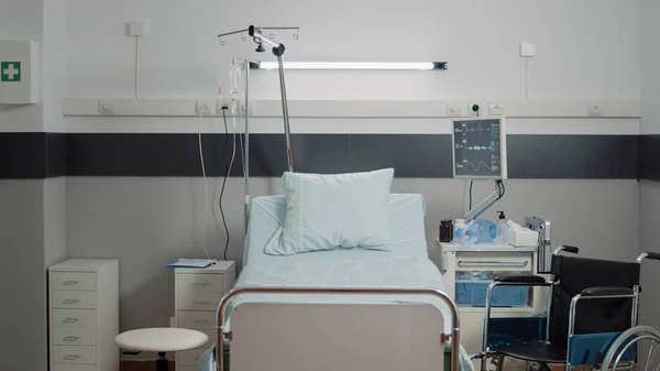 Pusty oddział szpitalny ze sprzętem medycznym i narzędziami — Zdjęcie stockowe