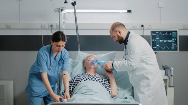 Hasta kadın hiperventilasyon geçiriyor ve tıbbi yardım istiyor.