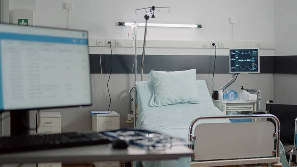 Cama vacía en la sala de hospital con equipo médico — Foto de Stock