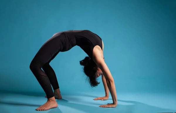 Treinador pessoal praticando exercício de urdhva dhanurasana — Fotografia de Stock