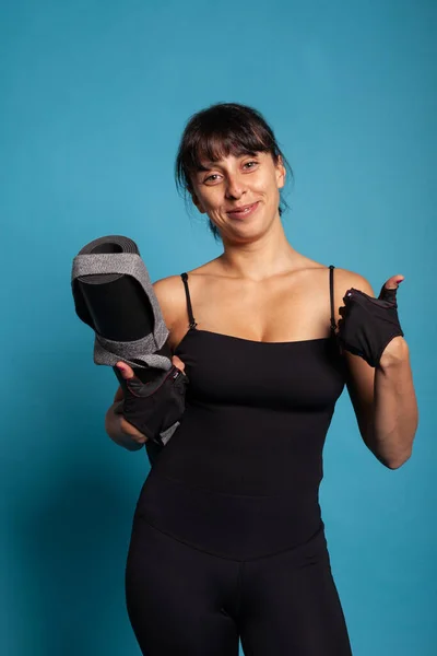 Retrato de mujer atlética en forma sosteniendo esterilla de yoga — Foto de Stock