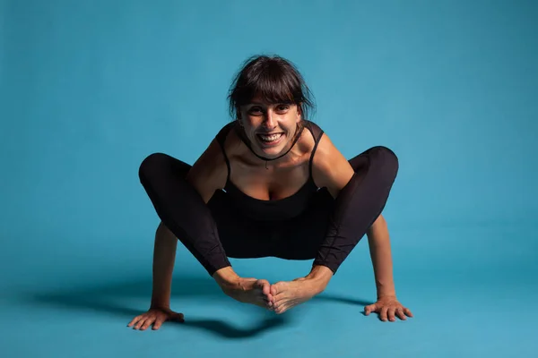 Ritratto di persona adulta atletica sorridente che pratica la posizione di yoga — Foto Stock