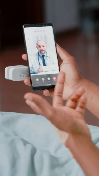 Κοντινό πλάνο του ασθενούς κρατώντας smartphone με βιντεοκλήση — Φωτογραφία Αρχείου