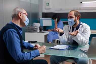 Emekliler ve pratisyenler sağlık hizmetleri hakkında konuşuyor