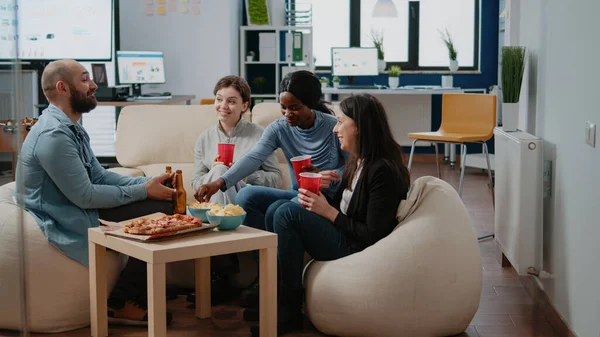 Eğlenmek için bira ve pizzayı seven çok ırklı bir grup insan.