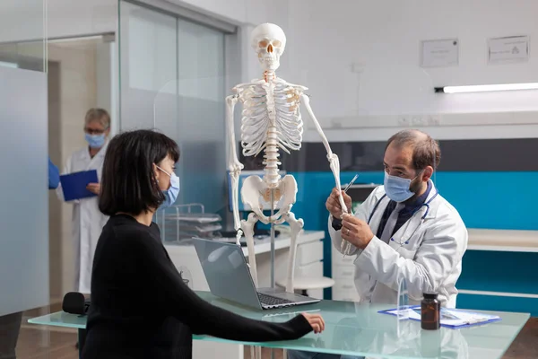 骨科医生向病人解释骨骼疼痛 — 图库照片