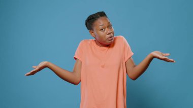 Stüdyoda kafası karışmış yetişkinlerin ellerini ve omuzlarını kaldırması.